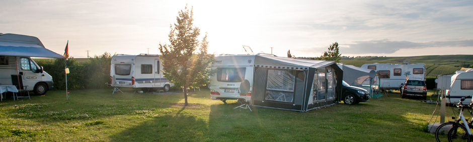 Wir freuen uns auf Ihren Besuch und weisen an dieser Stelle auf eine rechtzeitige Reservierung hin.  Die Campingsaison 2025 hat begonnen. Noch zeigt sich unsere Landschaft etwas trist, aber das wird sich mit ein paar Sonnenstahlen schnell ändern. Wenn Sie uns Ende April bis Anfang Mai besuchen, sprießt an den Rebstöcken das junge Weinlaub und die Landschaft wandelt sich in diesen Monaten von Braun in frisches Grün.